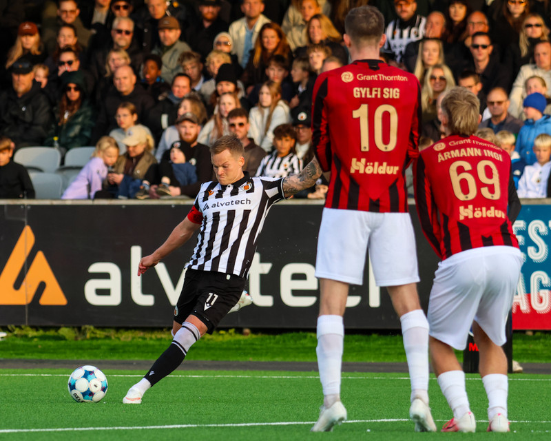 Myndaveisla: Troðfullt á toppslagnum á Meistaravöllum