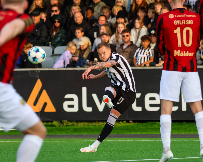 Myndaveisla: Troðfullt á toppslagnum á Meistaravöllum