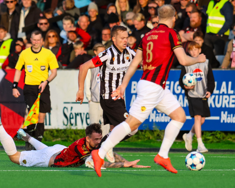 Myndaveisla: Troðfullt á toppslagnum á Meistaravöllum