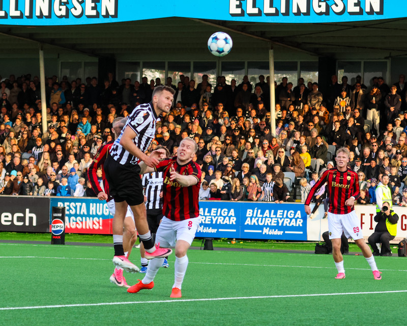 Myndaveisla: Troðfullt á toppslagnum á Meistaravöllum