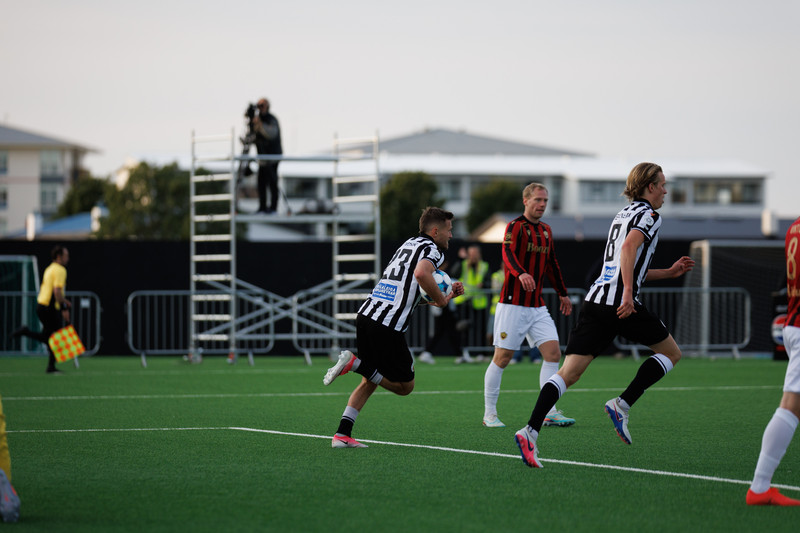 Myndaveisla: Troðfullt á toppslagnum á Meistaravöllum