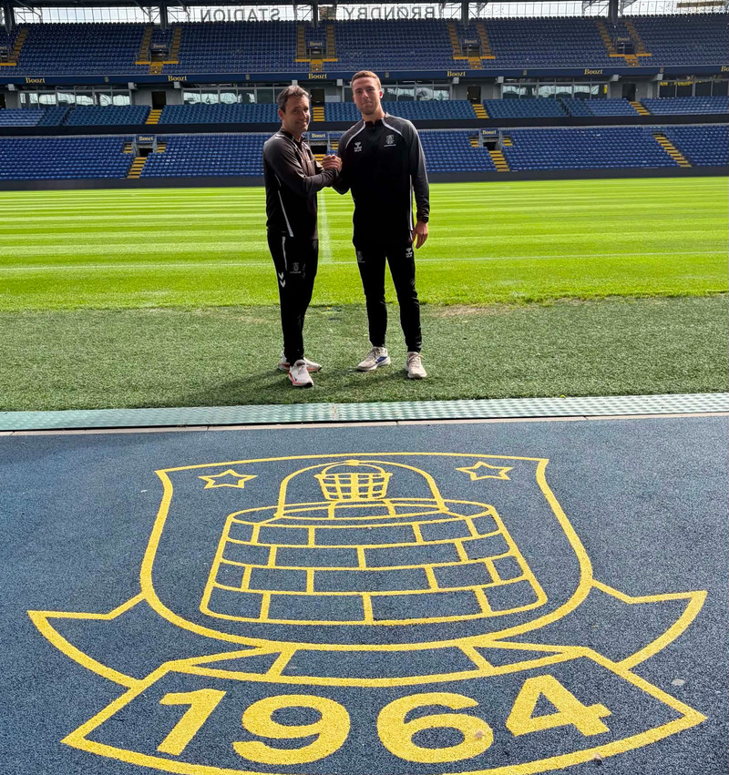 Með Michael á myndinni er Bjørn Holm sem stýrir akademíunni hjá Bröndby.