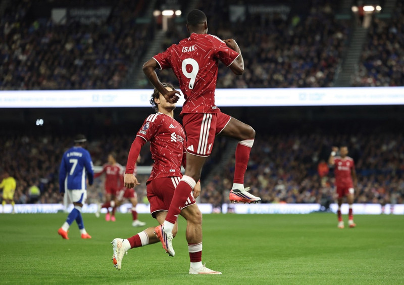 England: Isak og Gakpo sáu um Ipswich í frumraun Barcola
