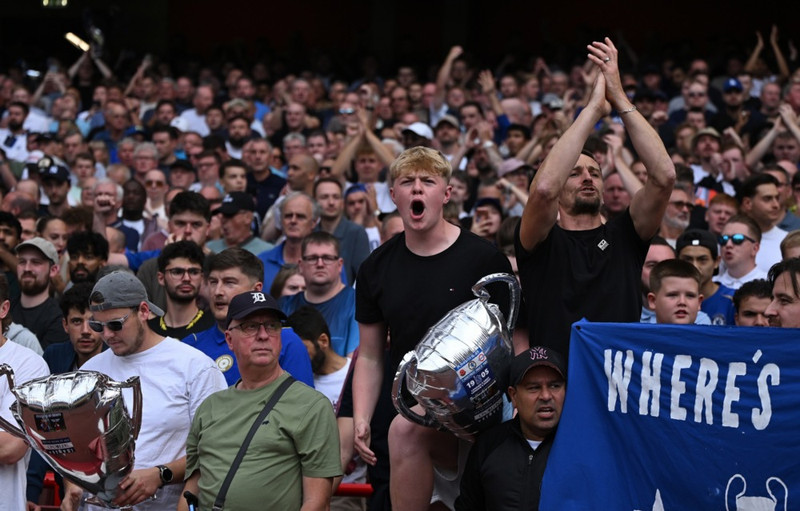 Stuðningsmenn Chelsea gerðu grín að titlaleysi Arsenal í Meistaradeildinni þegar þeir heimsóttu Emirates í gær.