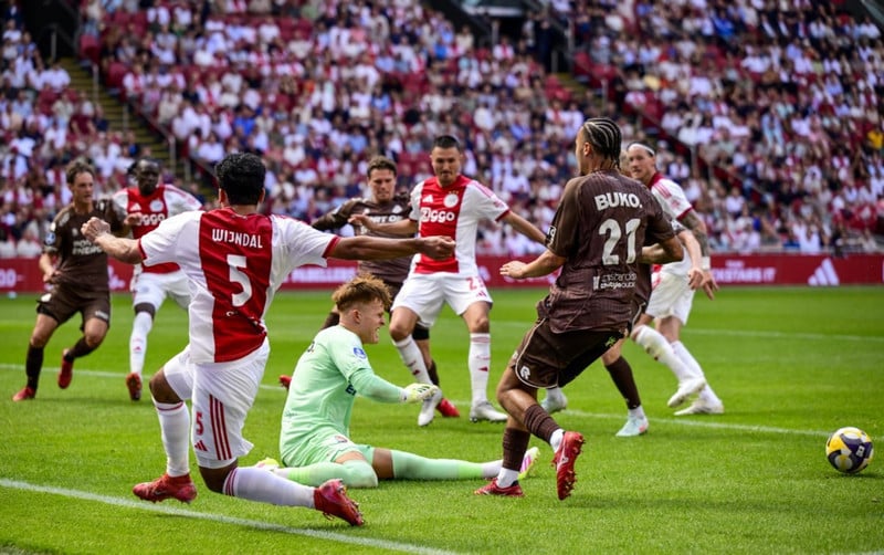 Markvörðurinn Ronald Koeman Jr. bjargaði stigi með tvennu
