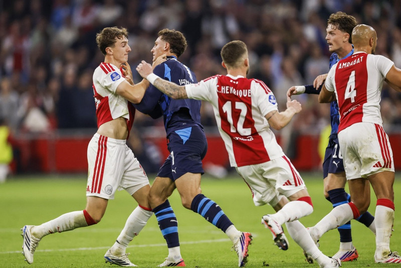 Leikmenn Ajax brugðust illa við og slapp Ruben van Bommel með gult spjald.