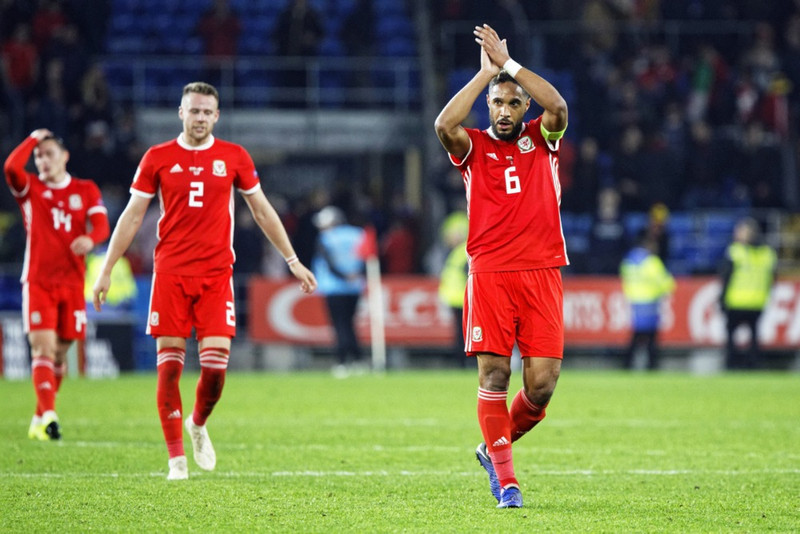 Ashley Williams aðstoðar Bellamy