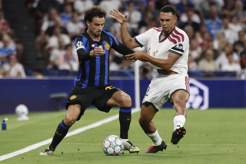 Curtis Jones í baráttu við annan fyrrum leikmann Liverpool, Trent Alexander-Arnold.