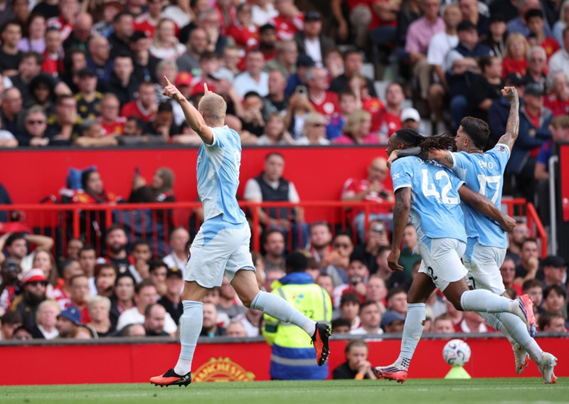 England: Tíu leikmenn Man City unnu borgarslaginn