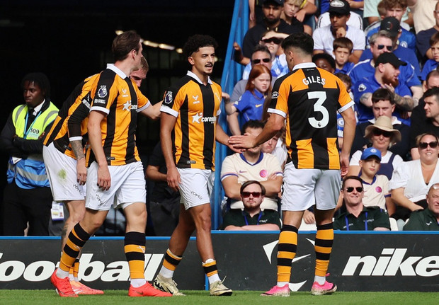 Mohamed Belloumi (C) of Hull City