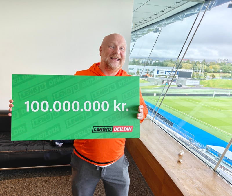 Hjammi með ávísunina góðu.