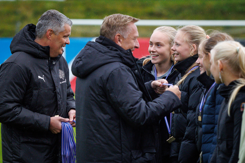 KSÍ kom með bikarinn fyrir FH stelpurnar tveimur dögum seinna