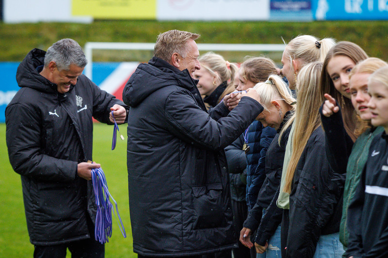 KSÍ kom með bikarinn fyrir FH stelpurnar tveimur dögum seinna