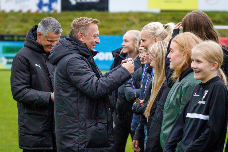 KSÍ kom með bikarinn fyrir FH stelpurnar tveimur dögum seinna