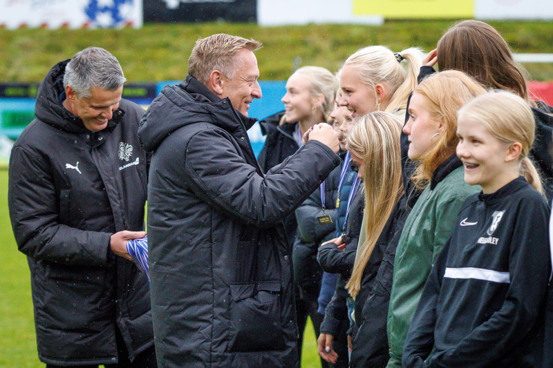 KSÍ kom með bikarinn fyrir FH stelpurnar tveimur dögum seinna