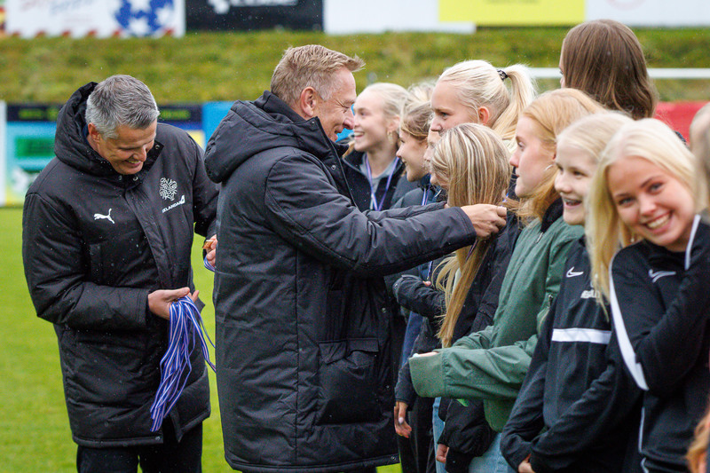 KSÍ kom með bikarinn fyrir FH stelpurnar tveimur dögum seinna