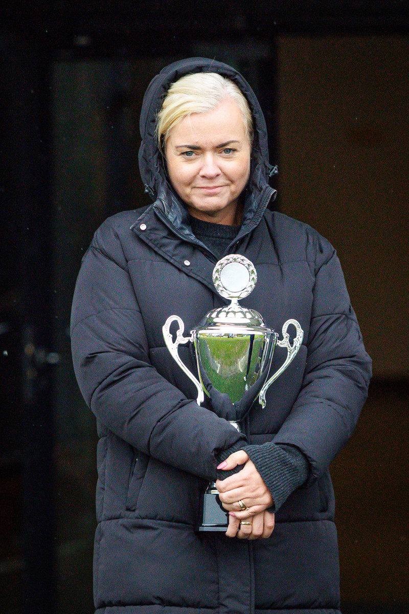 KSÍ kom með bikarinn fyrir FH stelpurnar tveimur dögum seinna