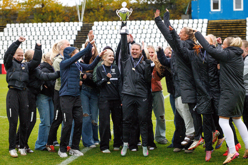 KSÍ kom með bikarinn fyrir FH stelpurnar tveimur dögum seinna