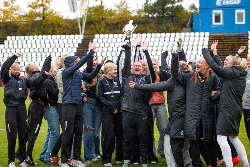 KSÍ kom með bikarinn fyrir FH stelpurnar tveimur dögum seinna
