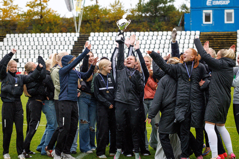 KSÍ kom með bikarinn fyrir FH stelpurnar tveimur dögum seinna