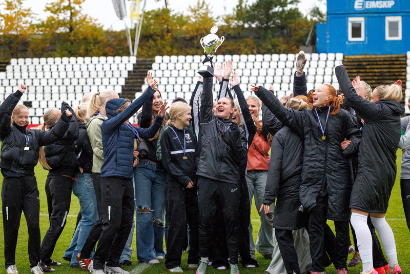 KSÍ kom með bikarinn fyrir FH stelpurnar tveimur dögum seinna