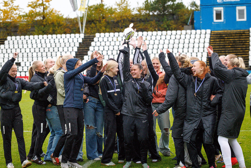 KSÍ kom með bikarinn fyrir FH stelpurnar tveimur dögum seinna