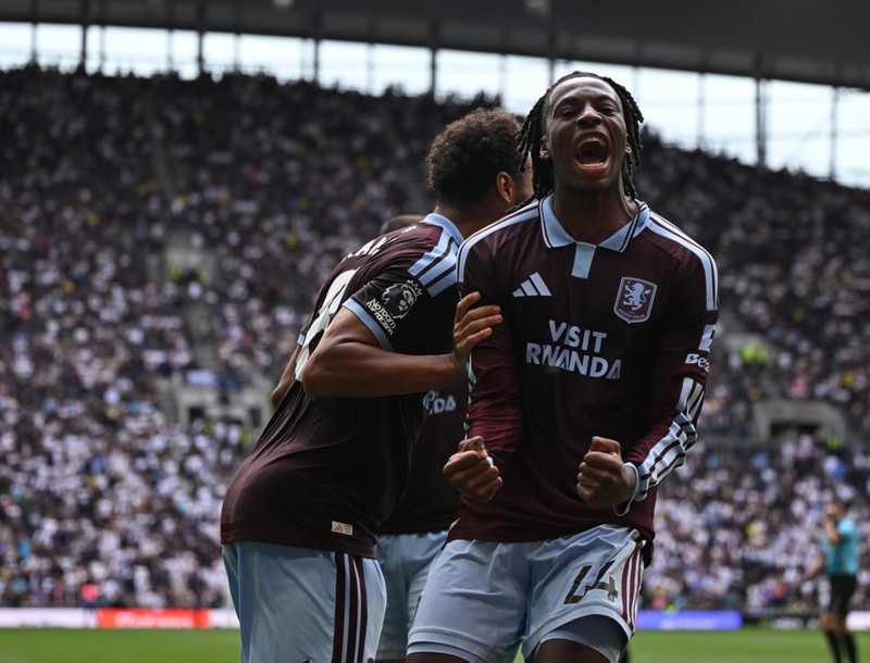 Johan Manzambi fagnar fyrsta marki sínu fyrir Aston Villa