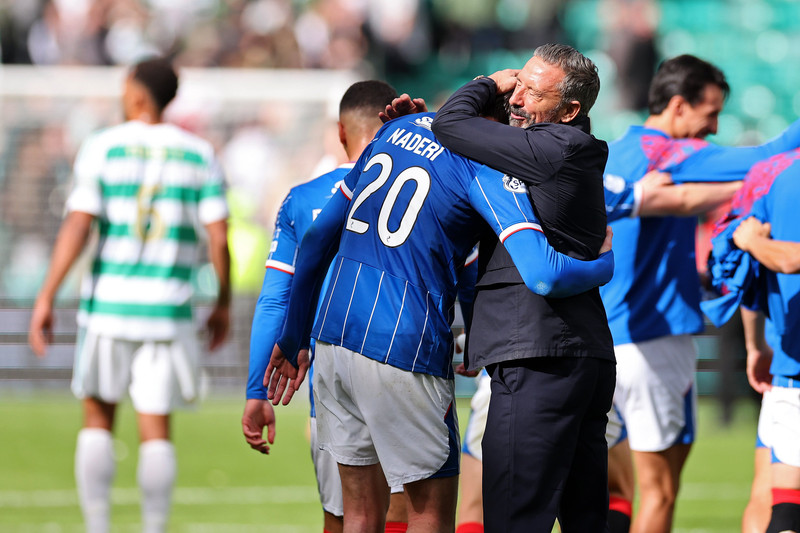Ryan Naderi og Derek McInnes fagna saman eftir leikinn