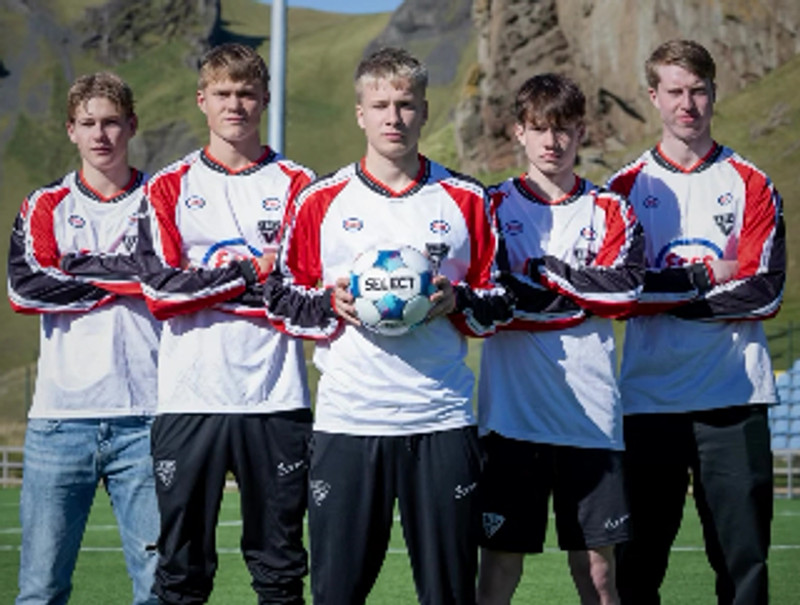 ÍBV spilaði í endurgerð af sögufrægum búningum