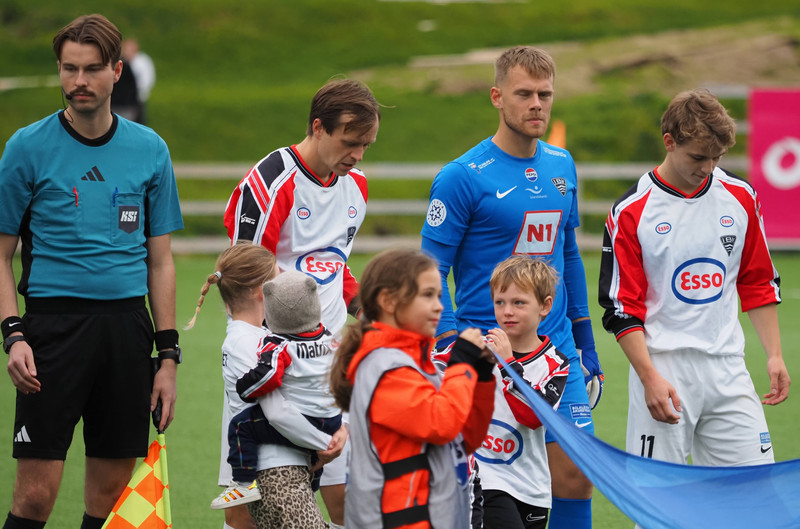 ÍBV spilaði í endurgerð af sögufrægum búningum