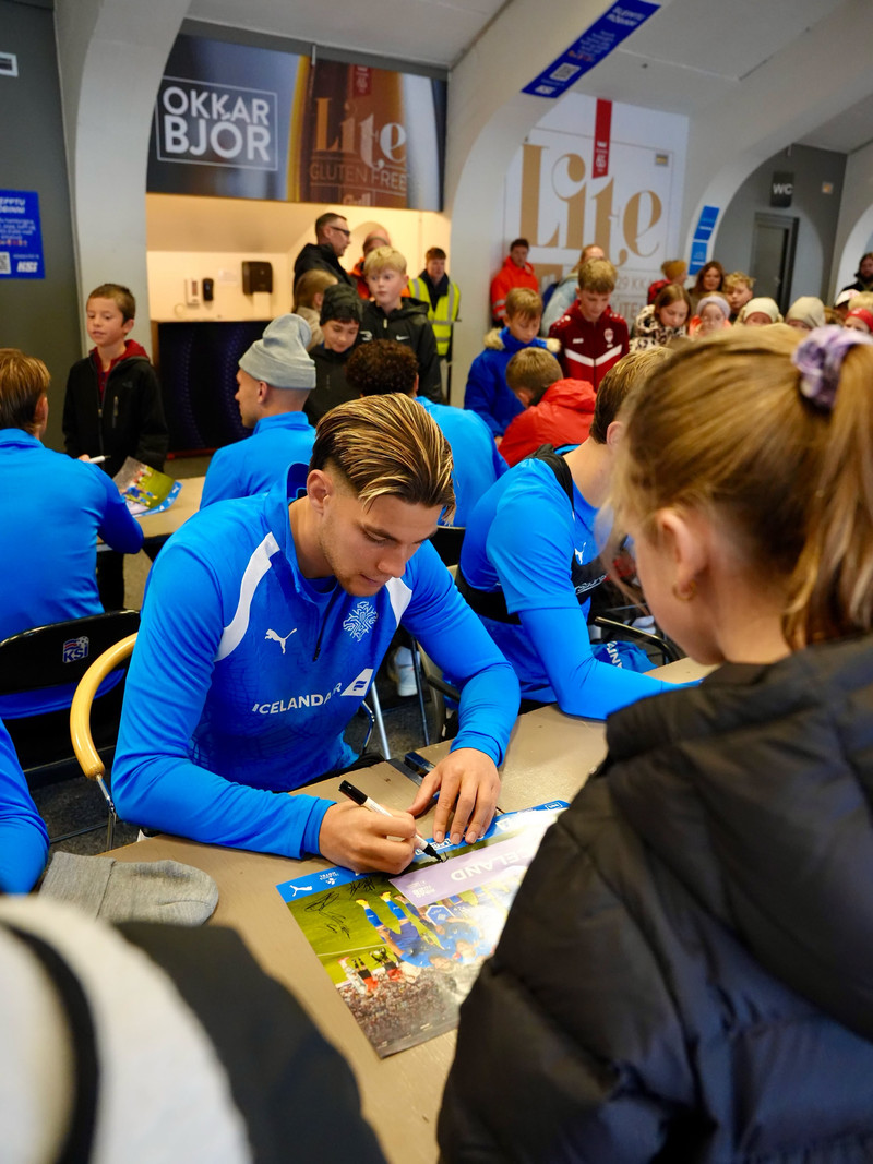Brynjólfur Willumsson einbeittur að árita.
