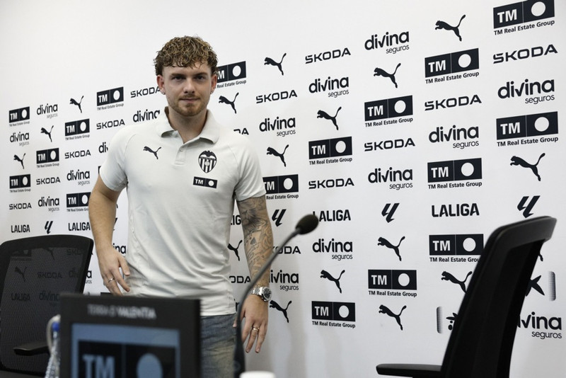 Harvey Elliott kynntur hjá Valencia.