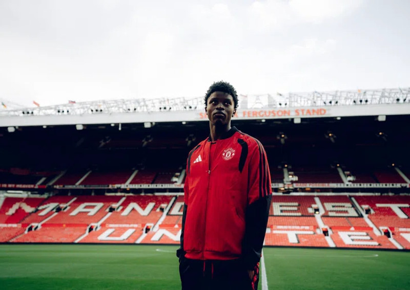 Man Utd fær efnilegan miðjumann frá grönnunum (Staðfest)