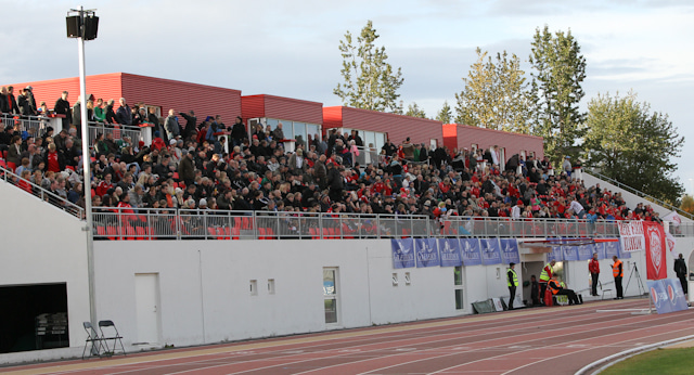 Það vantar þak á Þórsvöll en þær framkvæmdir eru ekki komnar í farveg