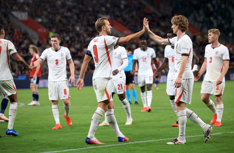 Anthony Gordon og Harry Kane skoruðu báðir
