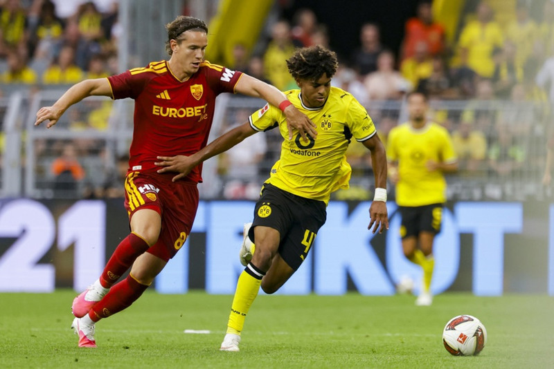 Mathis Albert, til hægri, í leik með Borussia Dortmund.