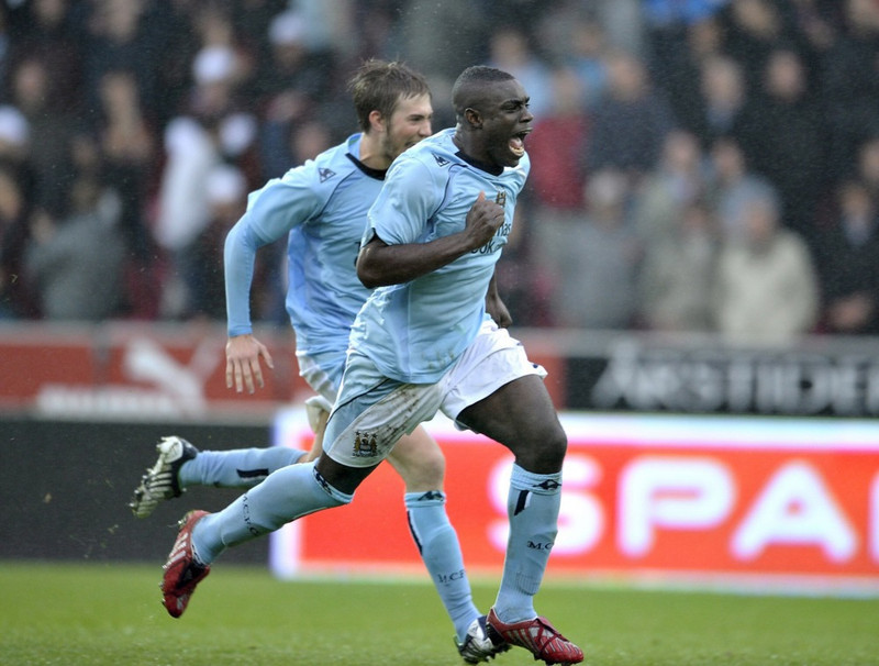 Micah Richards fagnar marki fyrir City 2008.