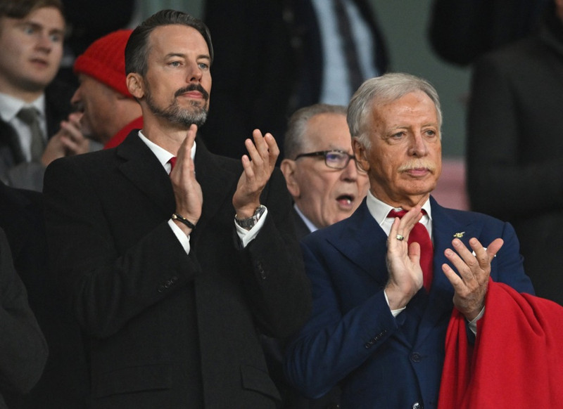 Eigandi Arsenal, Stan Kroenke (til hægri), og sonur hans Josh Kroenke.