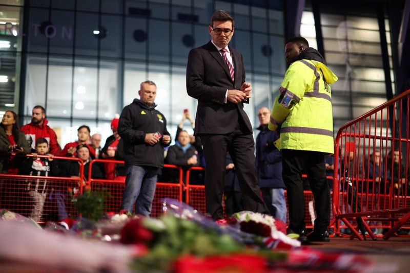 Burnham á minningarathöfn við Old Trafford í borgarstjóratíð sinni.