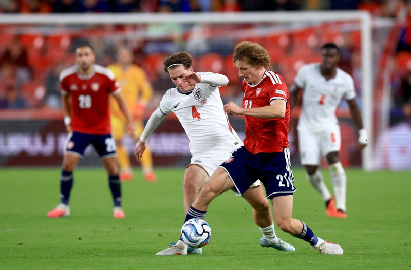 Alex Scott er í liði Englendinga