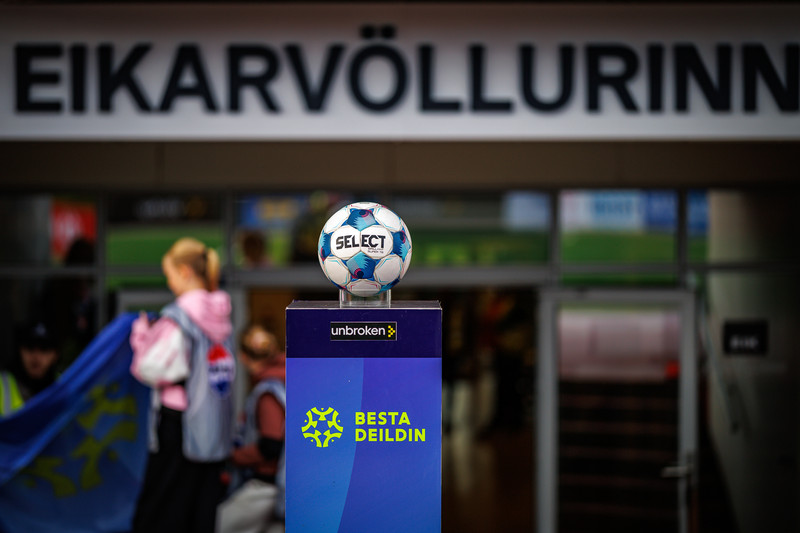 Breiðablik tekur á móti Víkingi á Eikarvellinum.