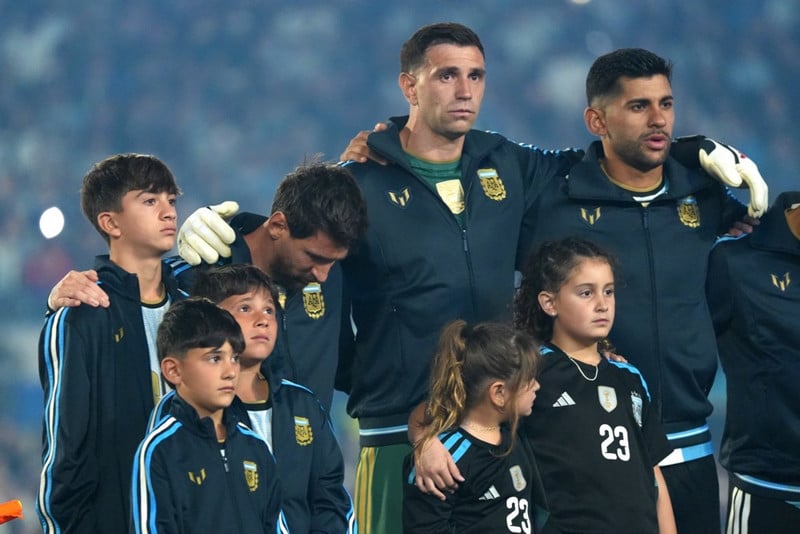 Messi ásamt börnum sínum og liðsfélögum