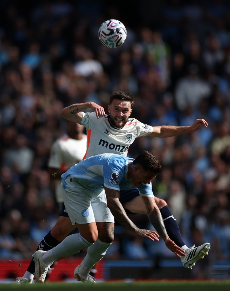 <b>Miðjumaður: Matt Grimes (Coventry)</b> - Margir settu spurningamerki við það hvort hann gæti tekið skrefið upp í úrvalsdeildina en í 5-1 sigrinum gegn Newcastle sýndi hann að hann getur það svo sannarlega.