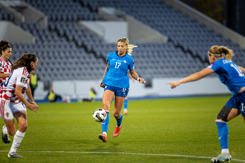 Ída Marín Hermannsdóttir býr sig undir að gefa á Hlín Eiríksdóttur sem kom Íslandi í 1-0.