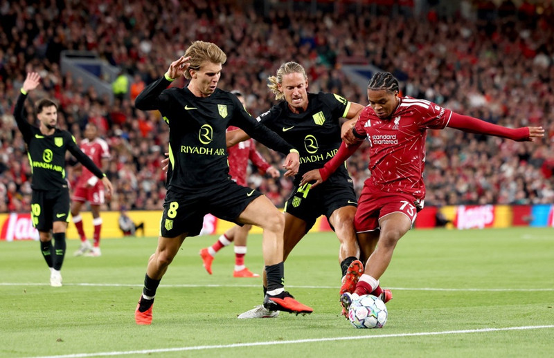 Carragher lofsamar Ngumoha - „Hann hefur leyst eitt vandamál fyrir stjórann“
