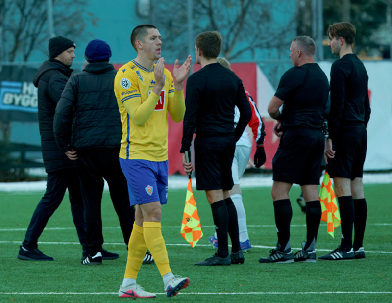 Myndaveisla: Pétur á flautunni í síðasta sinn þegar KA féll