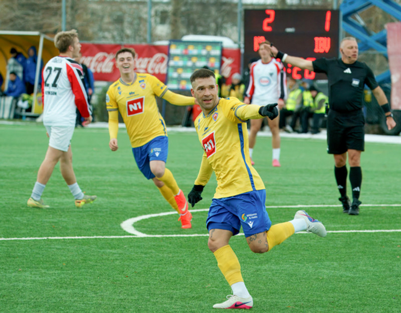 Myndaveisla: Pétur á flautunni í síðasta sinn þegar KA féll