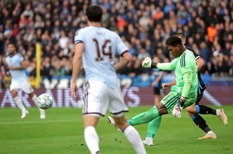 <b>Markvörður: Zion Suzuki (Aston Villa)</b> - Algjörlega frábær í 2-1 sigri gegn Manchester City í hádegisleiknum á laugardaginn.