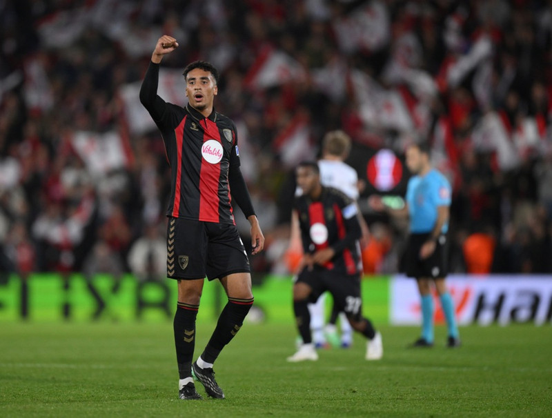 <b>Varnarmaður: James Hill (Bournemouth)</B> - Gríðarlega traustur í öflugum 3-0 útisigri á Old Trafford. Fagnaði tæklingum.