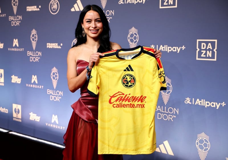Club America leikmaðurinn Scarlett Camberos mætti með treyju á dregilinn.
